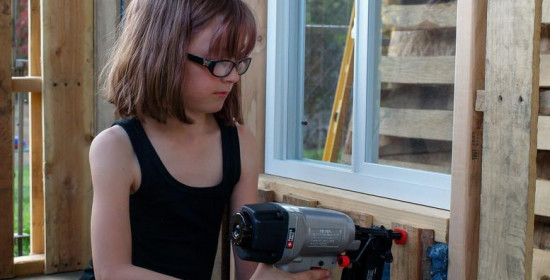 9χρονη χτίζει από το μηδέν ξύλινα σπίτια από παλέτες για άστεγους!