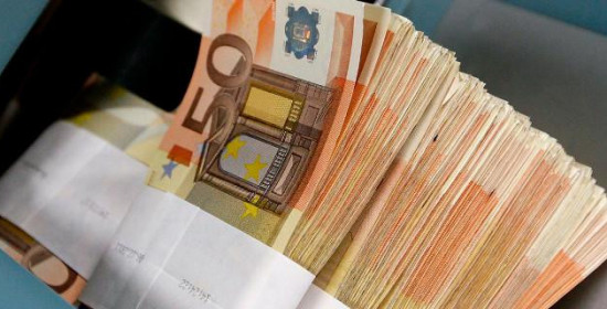 Reuters: Η Ελλάδα δίνει τα τελευταία της χρήματα για μισθούς και συντάξεις
