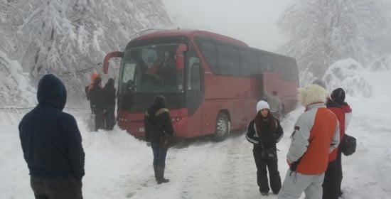 Ανδρίτσαινα: Αποκλείστηκε στα χιόνια λεωφορείο με μαθητές