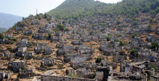 Λεβίσι: Δείτε το ελληνικό χωριό - "φάντασμα" που βγάζουν στο σφυρί οι Τούρκοι