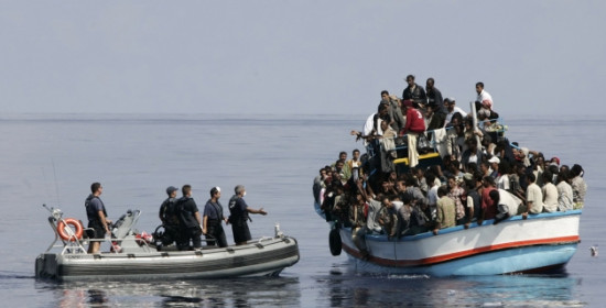 Ακινητοποιημένο πλοιάριο με 100 λαθρομετανάστες στην Πύλο - Στην επιχείρηση και το Λιμεναρχείο Κατακόλου