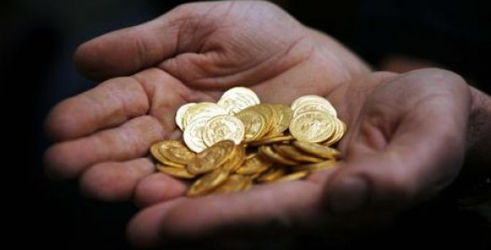 Η επιστροφή του 80': Οι Έλληνες αγοράζουν χρυσές λίρες