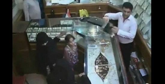 Απίστευτο βίντεο από ληστεία: 6χρονη κλέβει 133.000 δολάρια από χρυσοχοείο