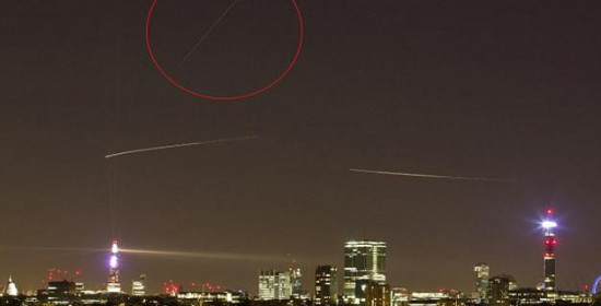 Η λάμψη στον ουρανό του Λονδίνου χθες βράδυ που έκανε μικρούς και μεγάλους να πιστέψουν ότι ήταν ο Αγιος Βασίλης με το έλκηθρο