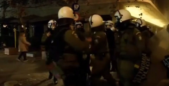 Βίντεο: Άγριος ξυλοδαρμός συλληφθέντα από αστυνομικό