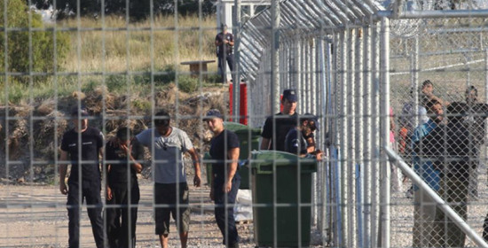 Guardian: Πεδίο δράσης για εγκληματίες τα κέντρα φιλοξενίας μεταναστών