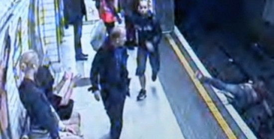 Άγνωστος πέταξε κοπέλα στις γραμμές του μετρό (video)