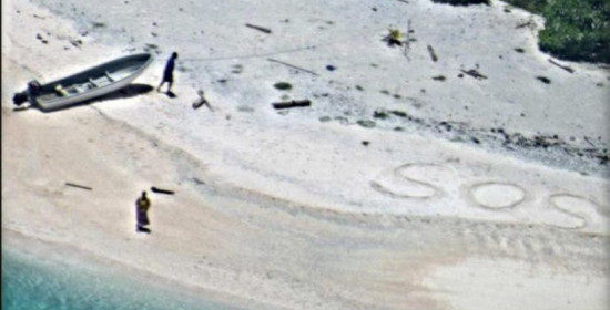Μικρονησία: Ζευγάρι ναυαγών έγραψαν "SOS" στην άμμο και σώθηκαν!