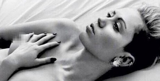 Θεόγυμνη η Miley Cyrus στην αγκαλιά της επίσης γυμνής Sky Ferreira