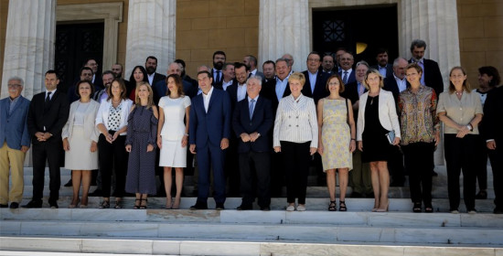 Η οικογενειακή φωτογραφία του νέου υπουργικού: Αχτσιόγλου - Δραγασάκης πλάι στον Τσίπρα, άφαντη η Νοτοπούλου!