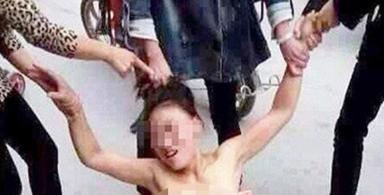 Απίστευτη επίθεση στην Κίνα: Απατημένες σύζυγοι χτυπούν και ξεγυμνώνουν την ερωμένη στη μέση του δρόμου
