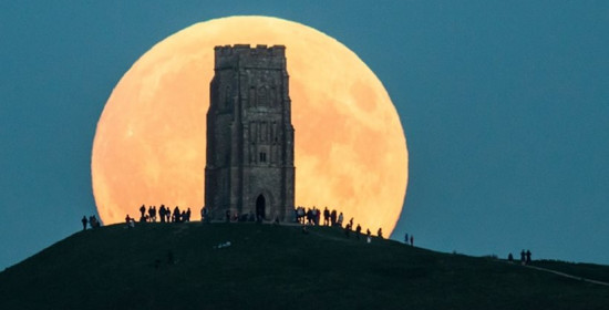 Φωτογραφίες: Το "ματωμένο φεγγάρι" και η έκλειψη σε όλο τον κόσμο