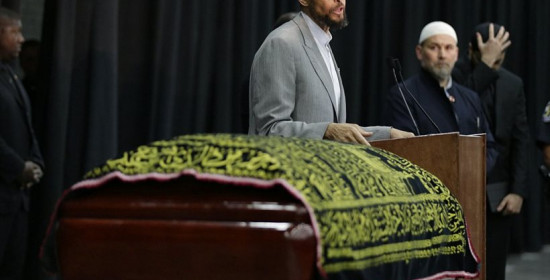 "Λαοθάλασσα" στη μουσουλμανική προσευχή πριν την κηδεία του Μοχάμεντ Άλι