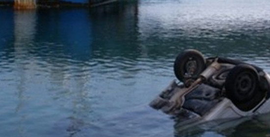 Πάτρα: Πάτησε γκάζι για τον βυθό - Σημείωμα βρήκαν οι λιμενικοί μέσα στο αυτοκίνητο του άνδρα που έπεσε χθες στο λιμάνι