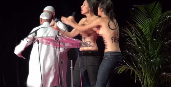 Βίντεο: Ξυλοκόπησαν δύο μέλη των FEMEN σε μουσουλμανική συνδιάσκεψη 