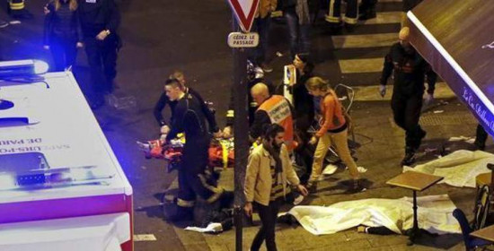Το Παρίσι δέχεται επίθεση: 140 νεκροί-Στρατός στους δρόμους - Κλειστά σύνορα (upd)