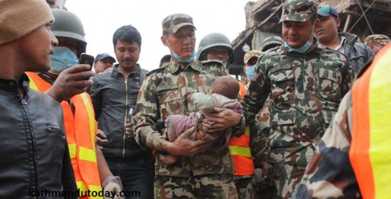 Θαύμα στο Νεπάλ: Βρέφος ανασύρθηκε ζωντανό έπειτα από 22 ώρες στα συντρίμμια!