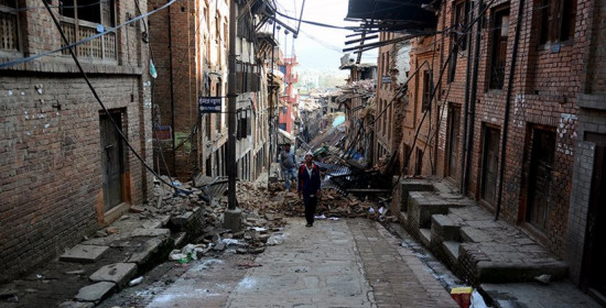 Συγκλονιστικές εικόνες από το Νεπάλ: Καίνε τους νεκρούς στις πλατείες