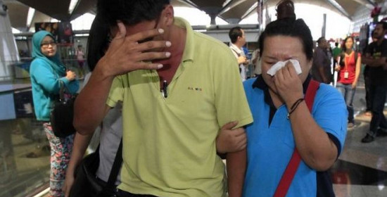 Χάθηκε αεροσκάφος με 239 επιβαίνοντες. Σε κατάσταση σοκ οι συγγενείς τους. Δεν επιβεβαιώνεται η συντριβή του