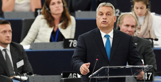 Το Ευρωπαϊκό Κοινοβούλιο αδειάζει την Ουγγαρία και με την ψήφο της ΝΔ κατά του Όρμπαν