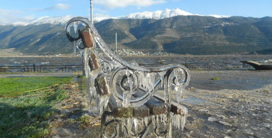 Φωτογραφίες: Ο πάγος μετέτρεψε σε "έργα τέχνης" τα παγκάκια στη Λίμνη των Ιωαννίνων
