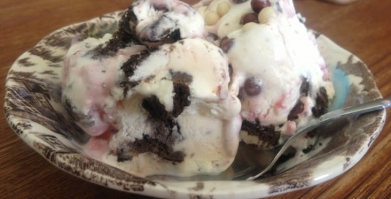 Η συνταγή της ημέρας: Παγωτό βανίλια με γεμιστά μπισκότα σοκολάτα γάλακτος και βύσσινο