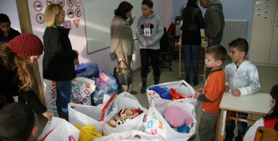 Ιματιοθήκες και παιχνιδοθήκες σε Χειμαδιό και Μουζάκι - "Ζεστασιά" και χαμόγελα για τα παιδιά 