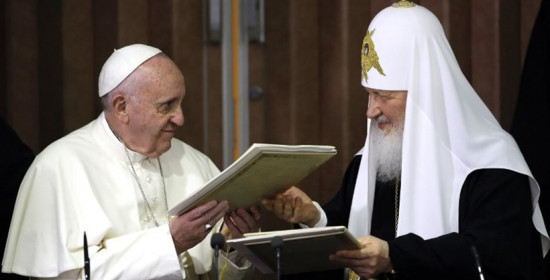Η Ευρώπη να μείνει χριστιανική, είπαν Πάπας - Ρώσος Πατριάρχης στην πρώτη συνάντηση σε 1000 χρόνια