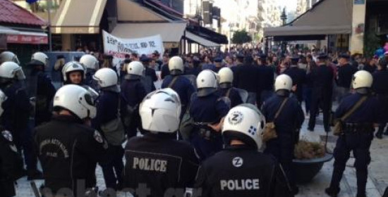 Πάτρα: Χωρίς παρατράγουδα η παρέλαση- ΜΑΤ εγκλώβησαν διαδηλωτές στην Ρήγα Φεραίου για να μην κάνουν...εισβολή!