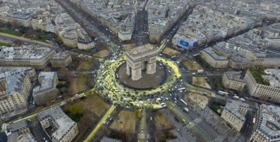 Ακτιβιστές της Greenpeace έβαψαν κίτρινο το δρόμο γύρω από την πλατεία Charles de Gaulle!