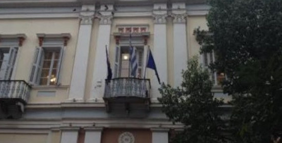 Ο δήμαρχος της Πάτρας κατέβασε τη σημαία της Eυρωπαϊκής Eνωσης