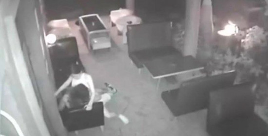 Βίντεο: Η κάμερα ασφαλείας πρόδωσε τη σερβιτόρα που "εξυπηρέτησε" και σεξουαλικά τον πελάτη