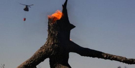 Οι συγκλονιστικές εικόνες από την Ελλάδα που καίγεται κάνουν τον γύρο του κόσμου!