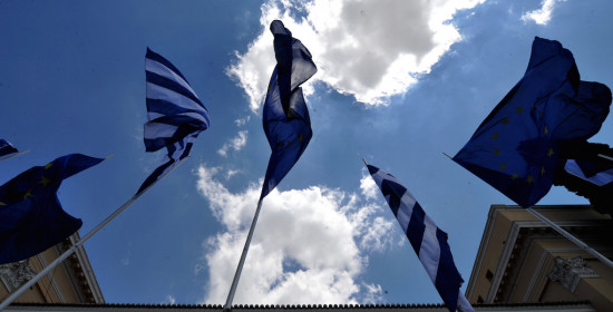 Guardian: Κολοσσιαία αποτυχία η διάσωση της Ελλάδας
