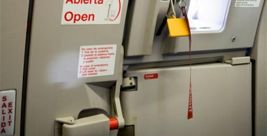 Τι θα γίνει αν ανοίξει η πόρτα του αεροπλάνου κατά τη διάρκεια της πτήσης