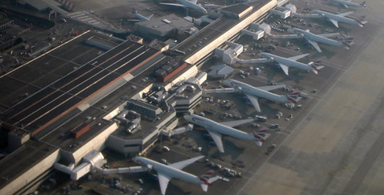 Χάος στις αερομεταφορές - Ανοίγει σταδιακά ο εναέριος χώρος του Λονδίνου