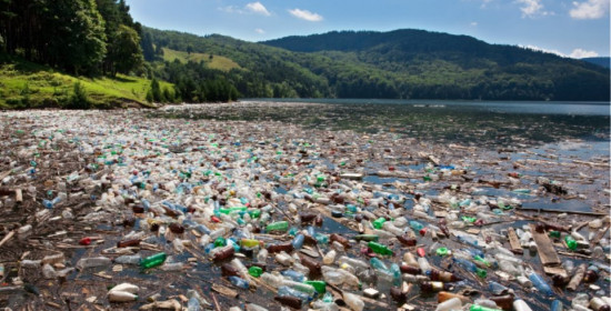 Φιλόδοξο σχέδιο: Πλωτή πλατφόρμα θα μπορούσε να λύσει το πρόβλημα των πλαστικών αποβλήτων στη θάλασσα 