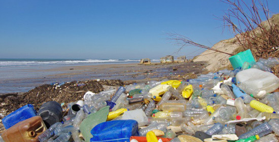 Αυτοί είναι οι μεγαλύτεροι παραγωγοί πλαστικών απορριμμάτων στον κόσμο