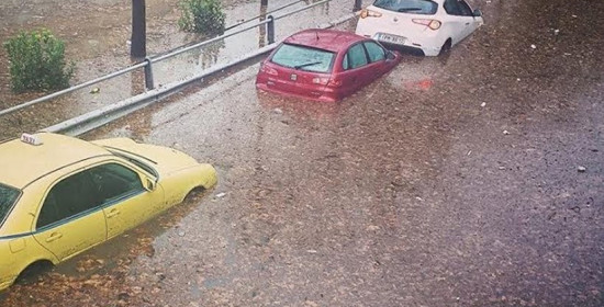Εικόνες χάους από τον κατακλυσμό βροχής στην Αθήνα