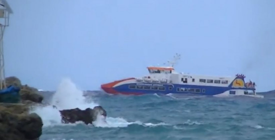 Δείτε βίντεο: Εφιαλτικό ταξίδι για δεκάδες επιβάτες πλοίου