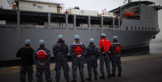 Μεσόγειος: "SOS" για την υδρόλυση χημικών - Μηχανότρατες και φουσκωτά θα κυκλώσουν το πλοίο