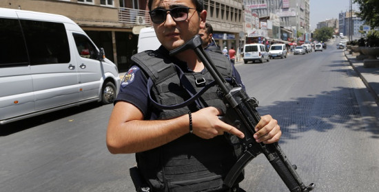 Πυροβόλησαν αντιδήμαρχο της Κωνσταντινούπολης στο κεφάλι - Ενοπλος εισέβαλε στο δημαρχείο