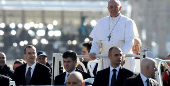 Ολοκληρώθηκε η τελετή ενθρόνισης του Πάπα Φραγκίσκου