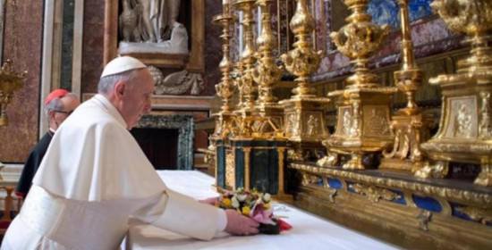 Ο Πάπας προσεύχεται εν όψει Λέσβου με γαλανόλευκα τριαντάφυλλα στην Παναγία