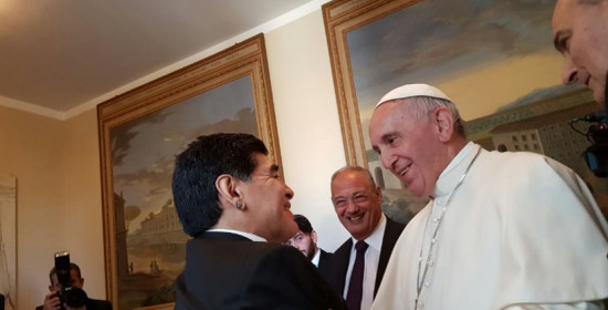 Φωτογραφία: Όταν ο Πάπας συνάντησε τον "Θεό"!