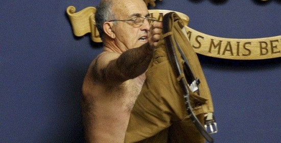 Πορτογαλία: Βουλευτής πέταξε τα ρούχα του για να διαμαρτυρηθεί για την μείωση του μισθού του