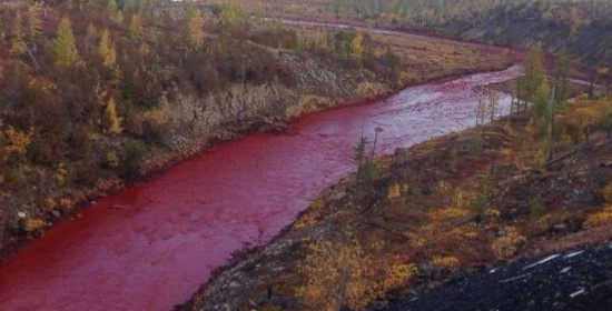 Ποτάμι στο Νόριλσκ της Ρωσίας έγινε . . . κόκκινο!