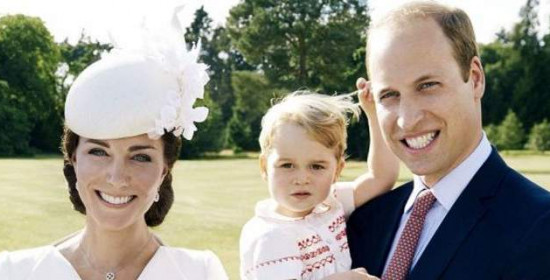 Η βρετανική βασιλική οικογένεια ποζάρει χαμογελαστή μετά τη βάφτιση της Σάρλοτ - Ο Τζορτζ κλέβει και πάλι την παράσταση
