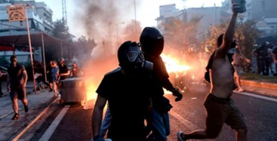 Guardian: Η εικόνα μιας Ελλάδας που παραπαίει και ο διχασμός ενός έθνους