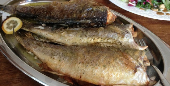 Η συνταγή της ημέρας: Ψάρια ψητά στη σχάρα με λαδολέμονο